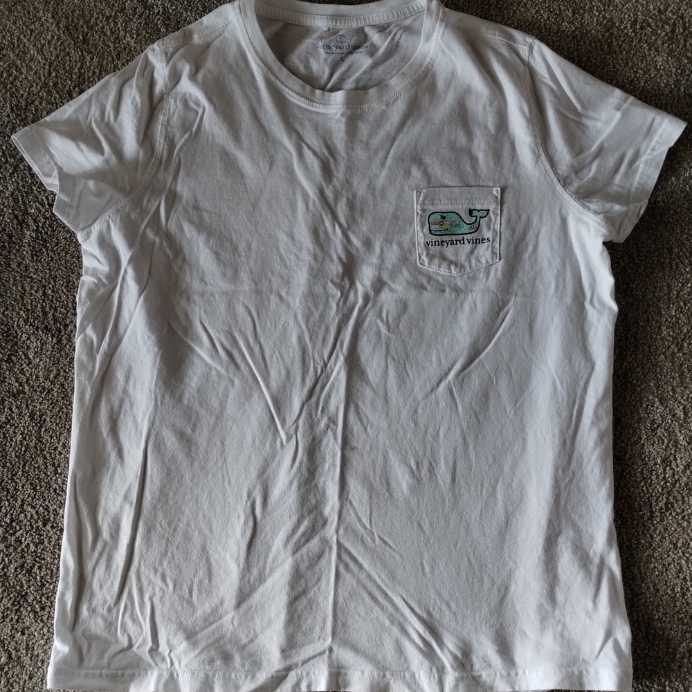 Vineyard Vines White T-Shirt with Logo. Excellent Condition. Size large